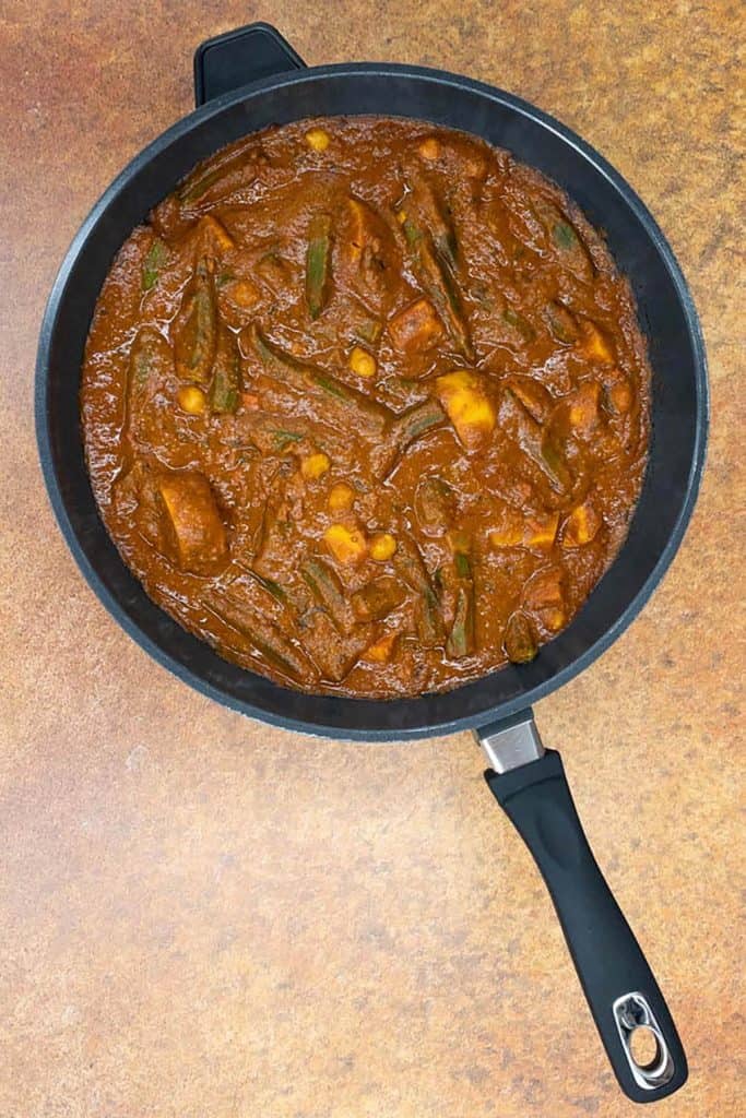 A pan of vindaloo with vegetables.