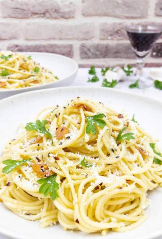 Homemade spaghetti aglio e olio on a pate.