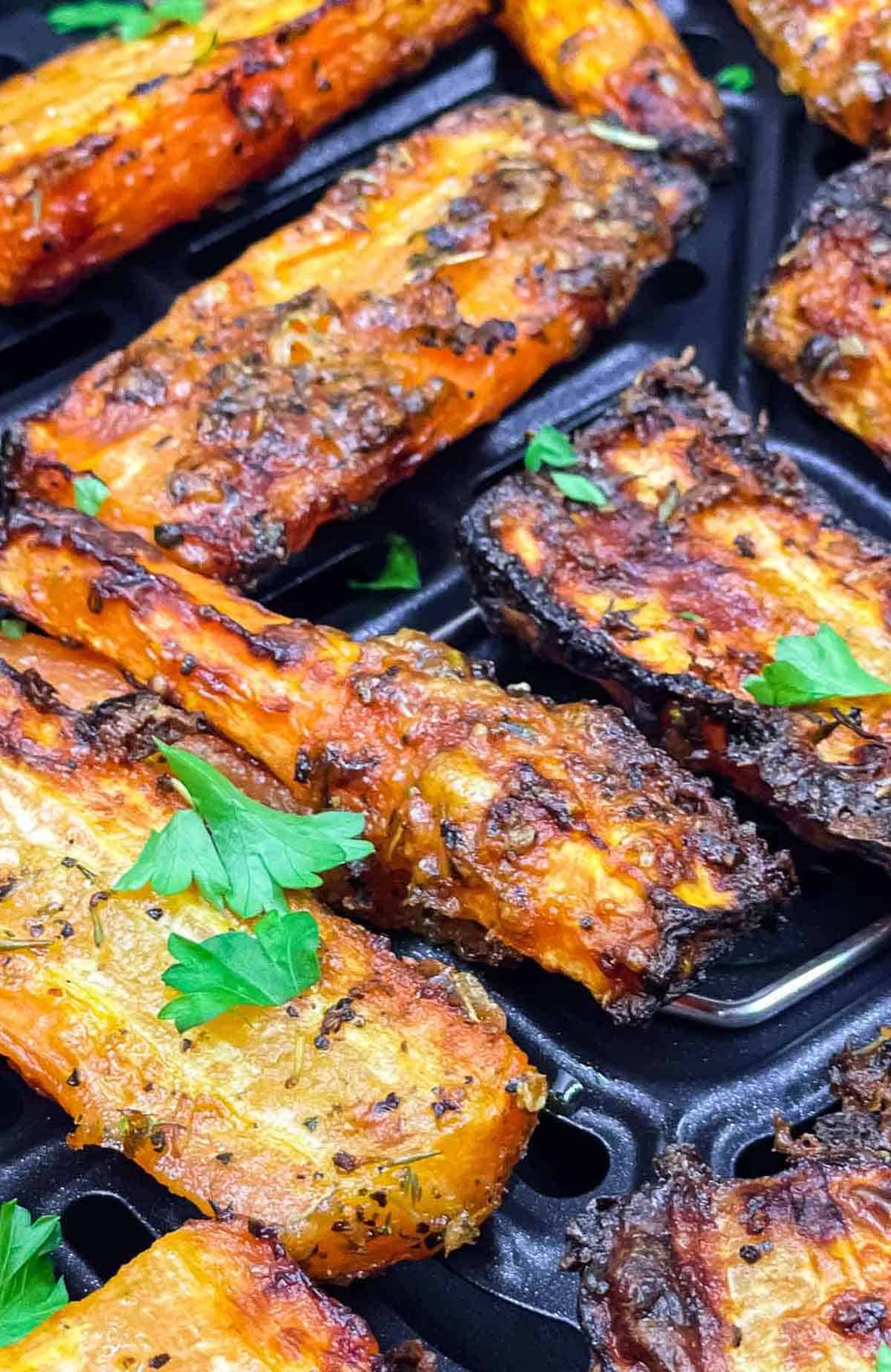 Caramelized air fryer carrots ready to eat.