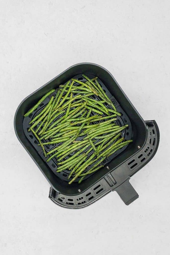 Green beans in an air fryer freshly cooked.