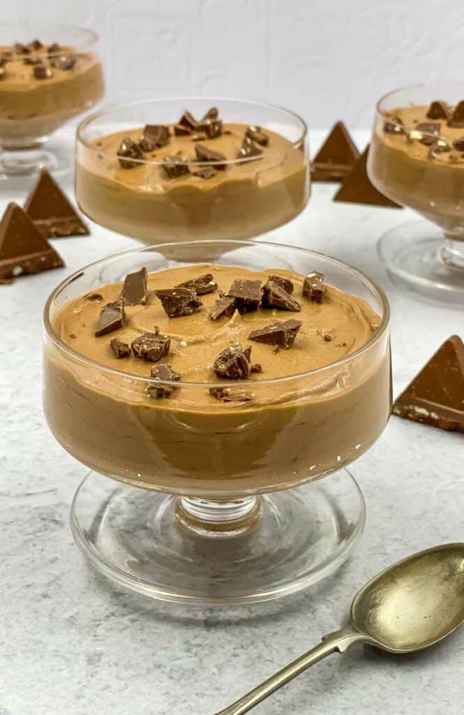 Toblerone mousse in serving bowls and a spoon.