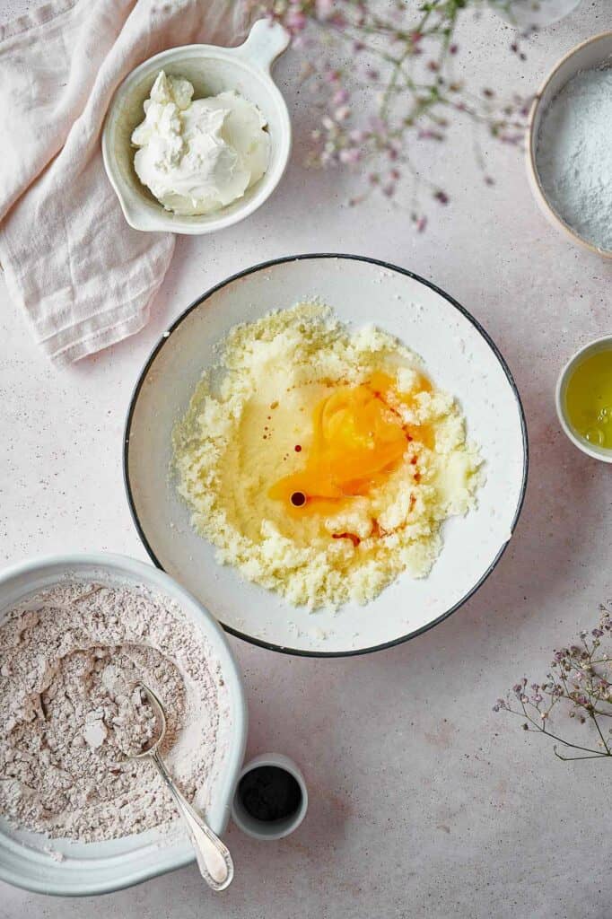 Creamed butter with egg yolk and vanilla extract.