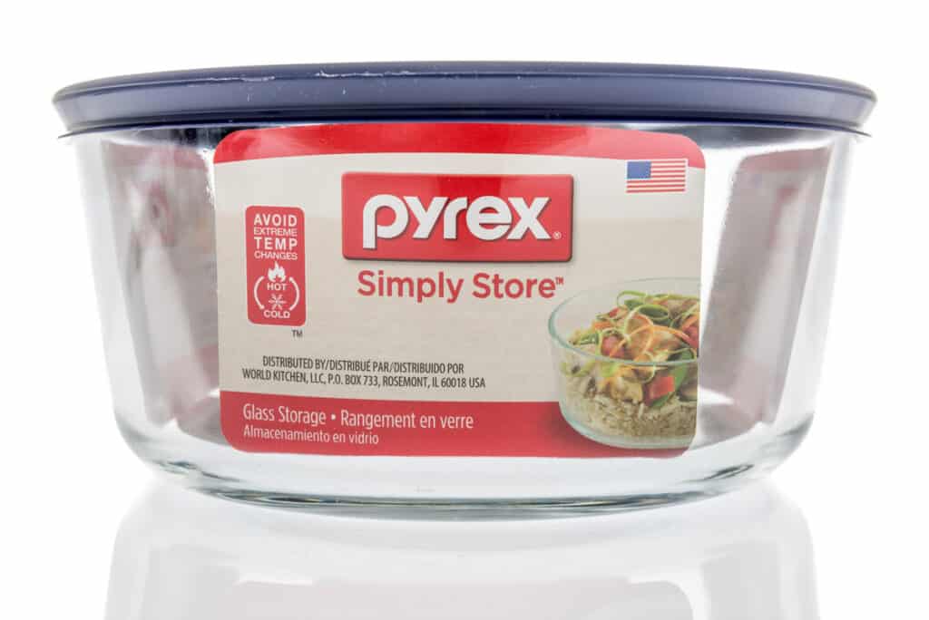 Pyrex simply store glass container with lid.