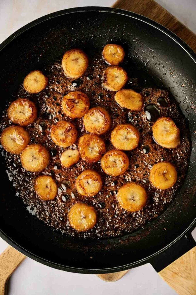 A frying pan with bananas in it.